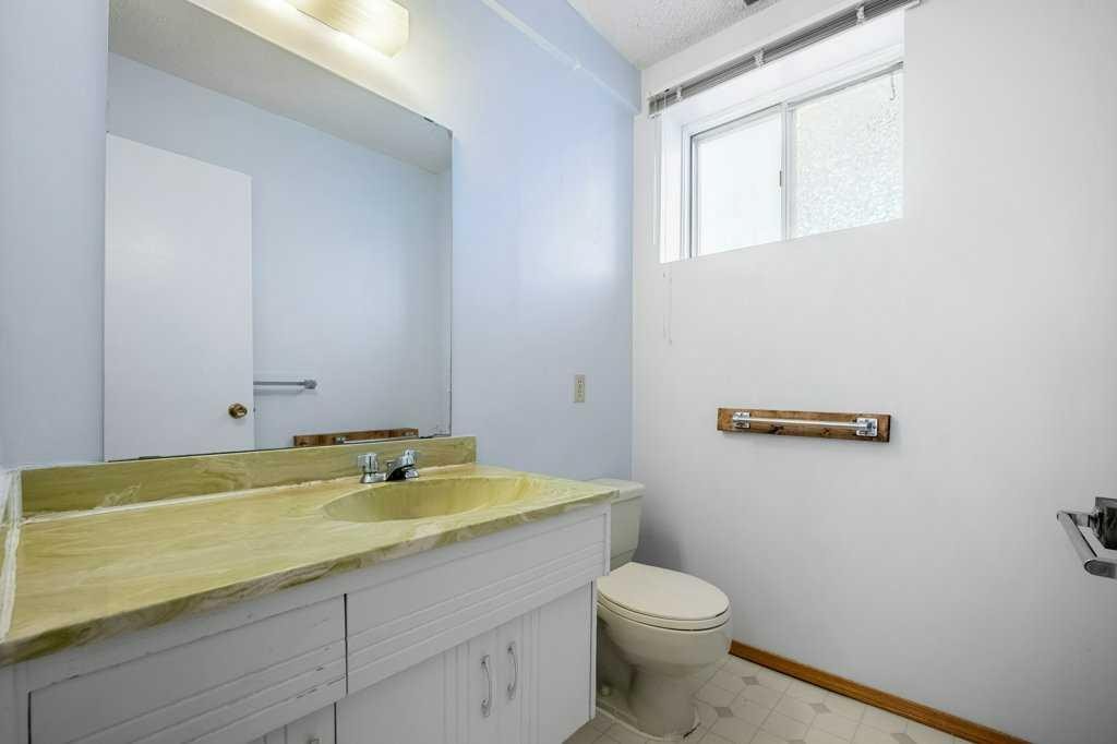 5813 Dalcastle Crescent Nw, Calgary, AB - Indoor Photo Showing Bathroom