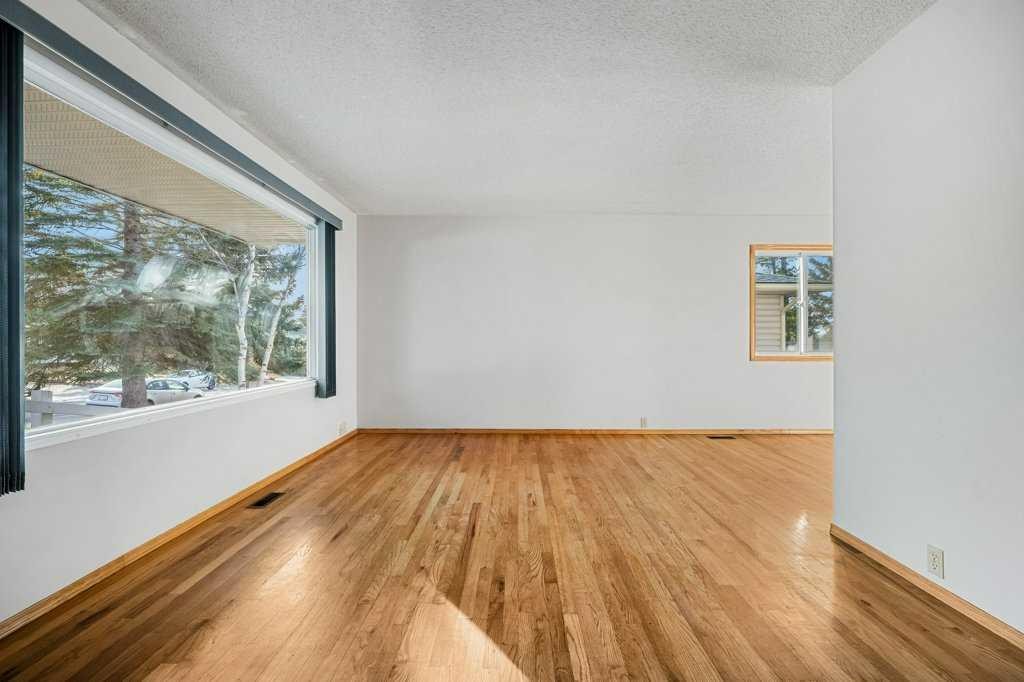 5813 Dalcastle Crescent Nw, Calgary, AB - Indoor Photo Showing Other Room