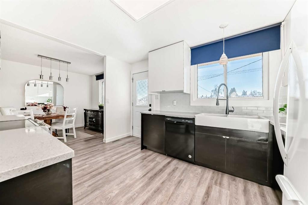 5903 4 Avenue Ne, Calgary, AB - Indoor Photo Showing Kitchen
