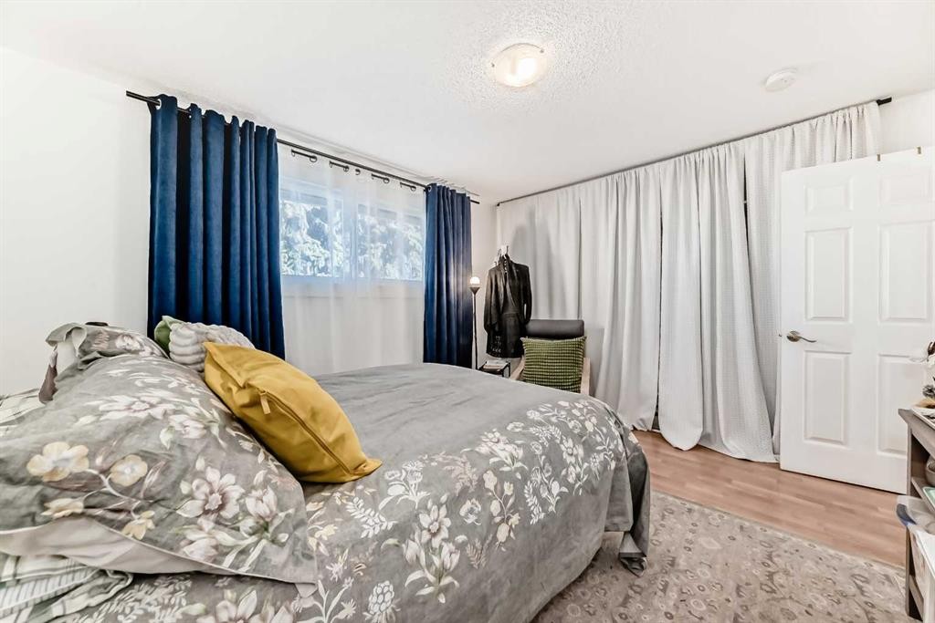 5903 4 Avenue Ne, Calgary, AB - Indoor Photo Showing Bedroom