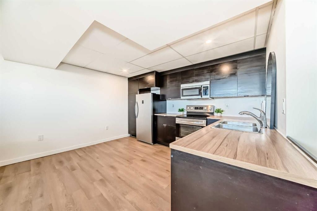 5903 4 Avenue Ne, Calgary, AB - Indoor Photo Showing Kitchen With Double Sink