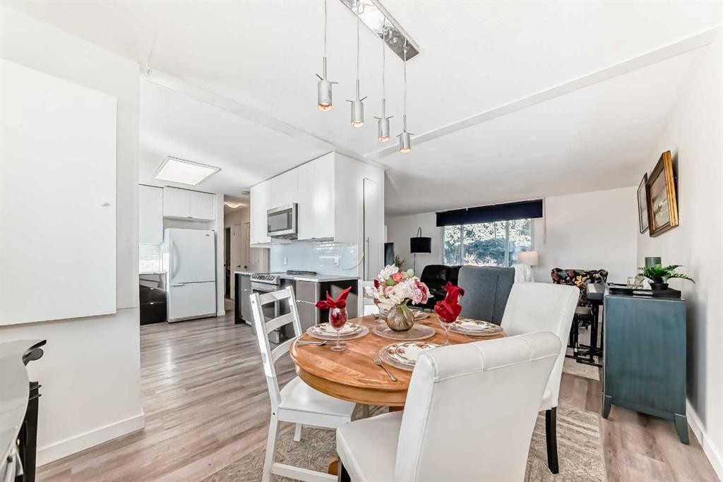 5903 4 Avenue Ne, Calgary, AB - Indoor Photo Showing Dining Room