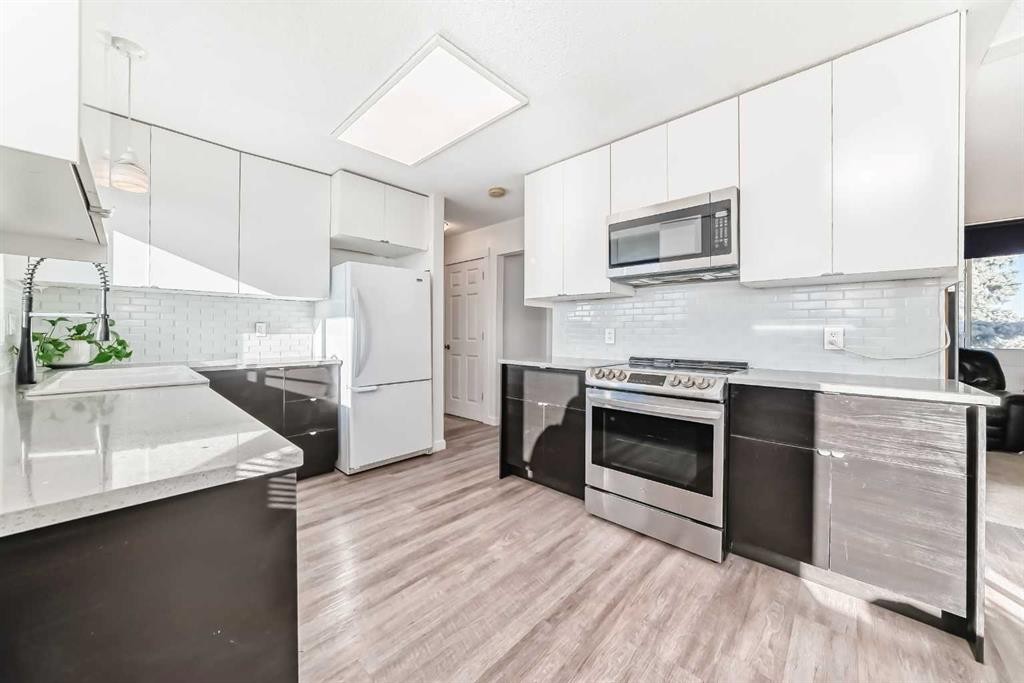 5903 4 Avenue Ne, Calgary, AB - Indoor Photo Showing Kitchen With Upgraded Kitchen