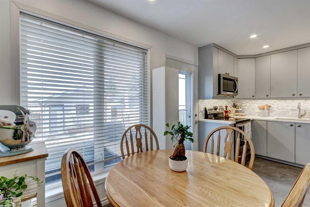 27 Rivercrest Circle Se, Calgary, AB - Indoor Photo Showing Dining Room