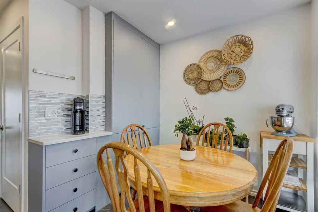 27 Rivercrest Circle Se, Calgary, AB - Indoor Photo Showing Dining Room