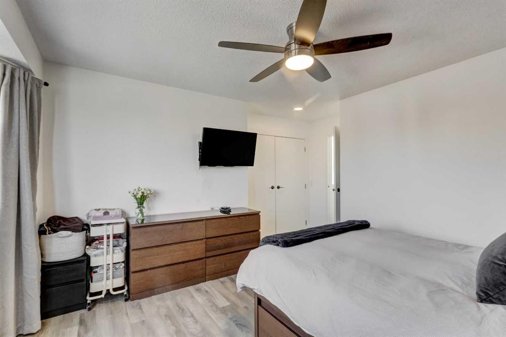 27 Rivercrest Circle Se, Calgary, AB - Indoor Photo Showing Bedroom