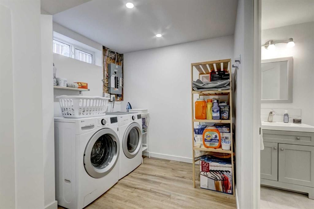 27 Rivercrest Circle Se, Calgary, AB - Indoor Photo Showing Laundry Room