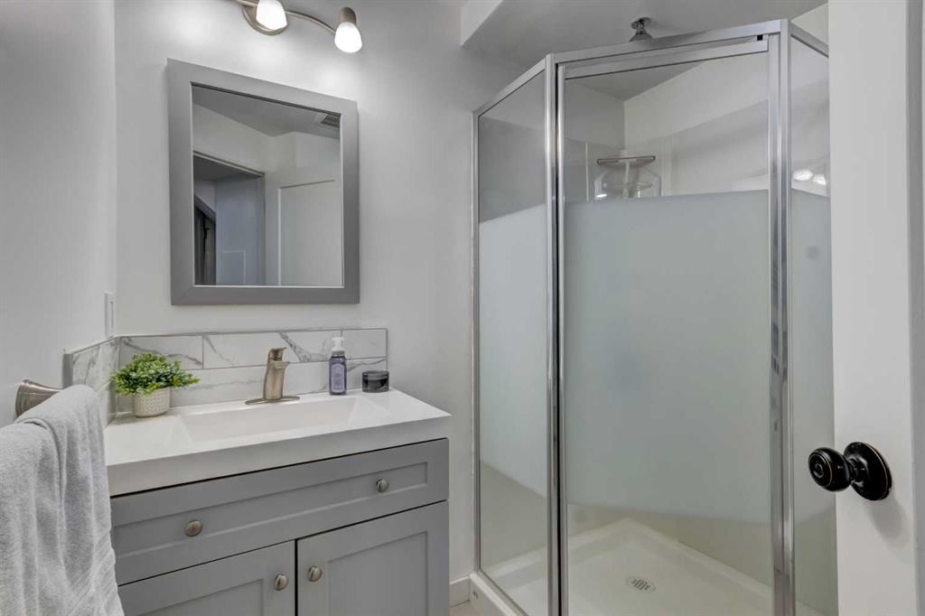 27 Rivercrest Circle Se, Calgary, AB - Indoor Photo Showing Bathroom