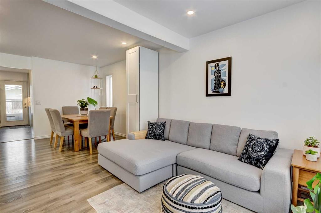 27 Rivercrest Circle Se, Calgary, AB - Indoor Photo Showing Living Room