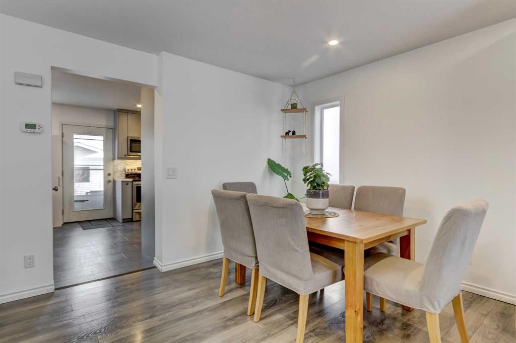 27 Rivercrest Circle Se, Calgary, AB - Indoor Photo Showing Dining Room