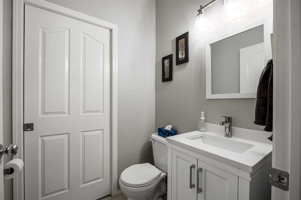 526 New Brighton Drive Se, Calgary, AB - Indoor Photo Showing Bathroom