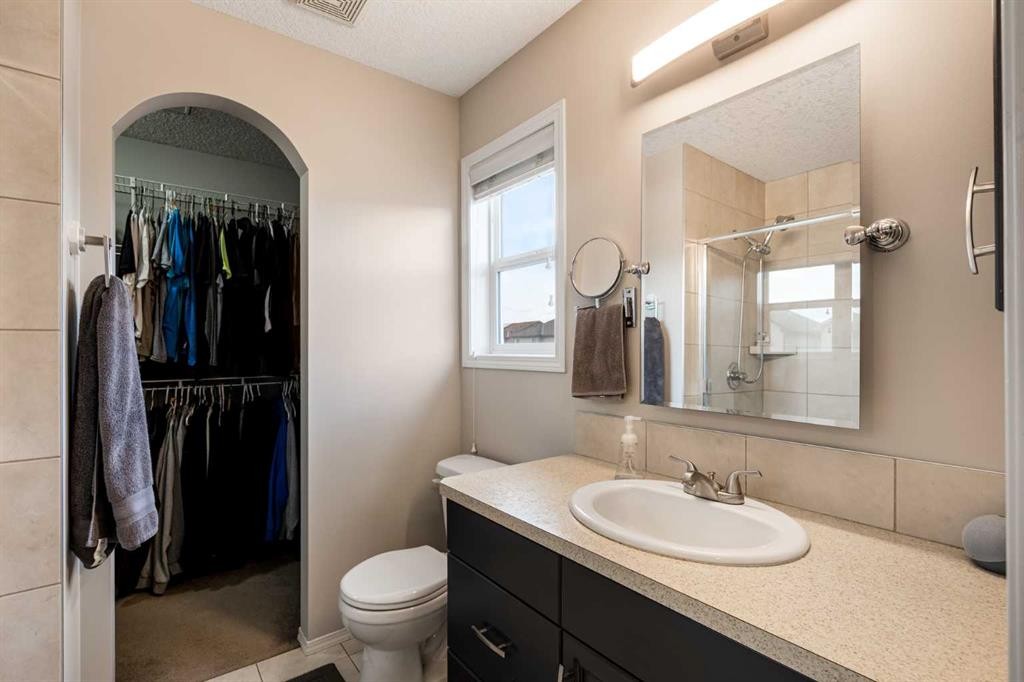 526 New Brighton Drive Se, Calgary, AB - Indoor Photo Showing Bathroom