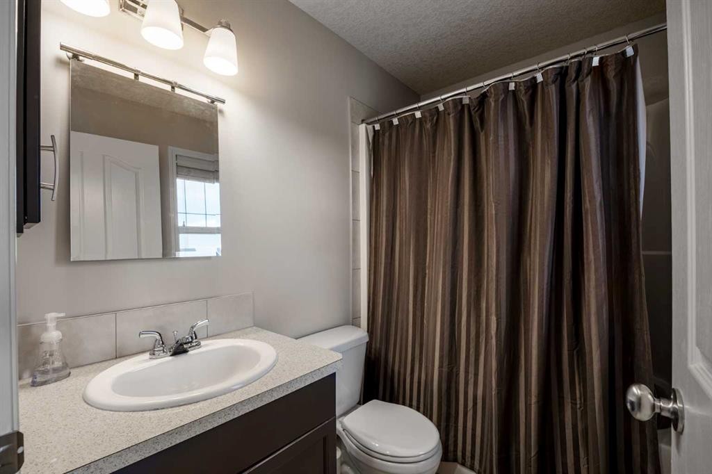 526 New Brighton Drive Se, Calgary, AB - Indoor Photo Showing Bathroom