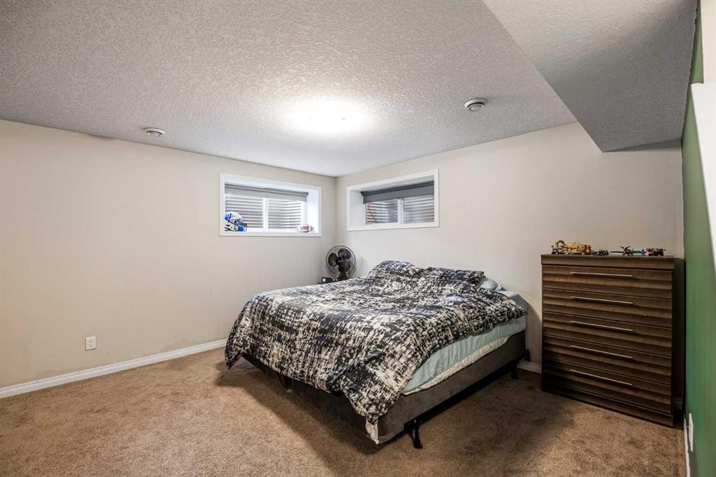526 New Brighton Drive Se, Calgary, AB - Indoor Photo Showing Bedroom
