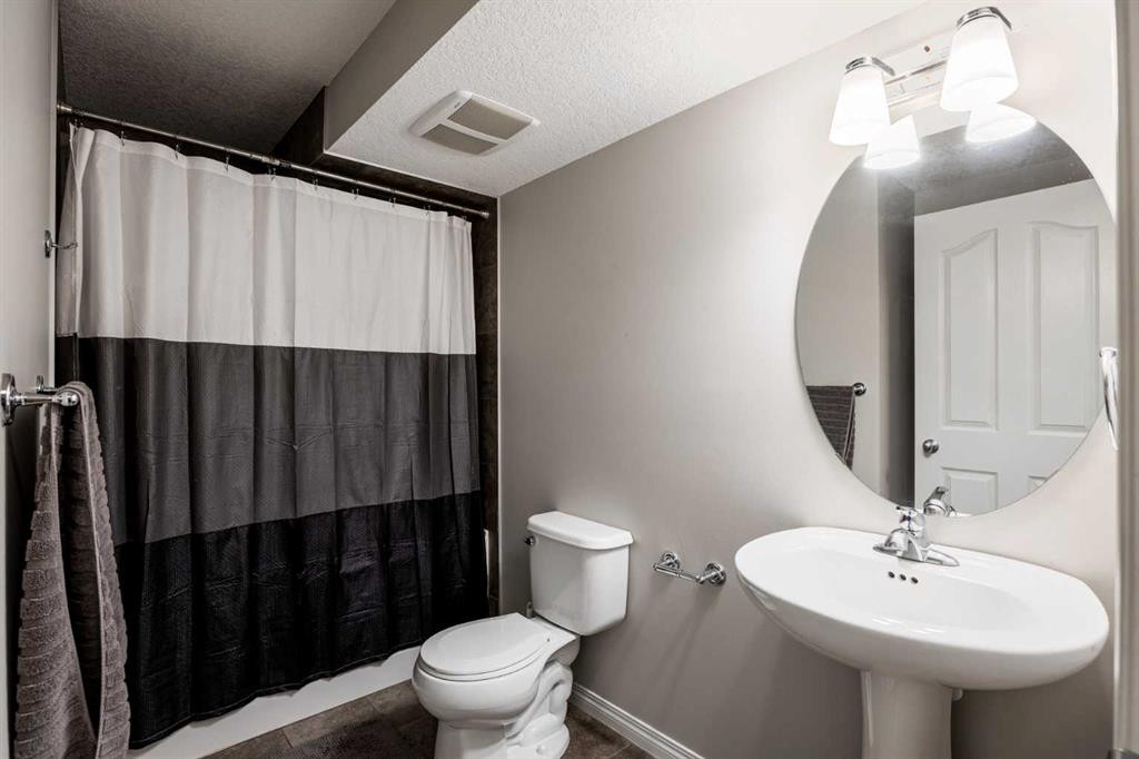 526 New Brighton Drive Se, Calgary, AB - Indoor Photo Showing Bathroom