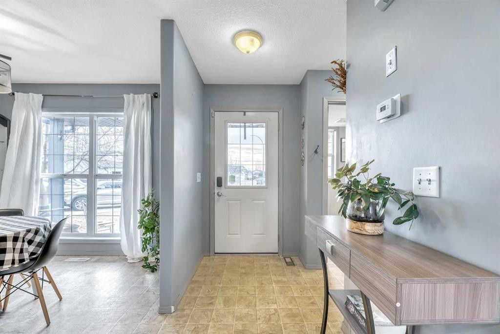 512 Highland Close, Strathmore, AB