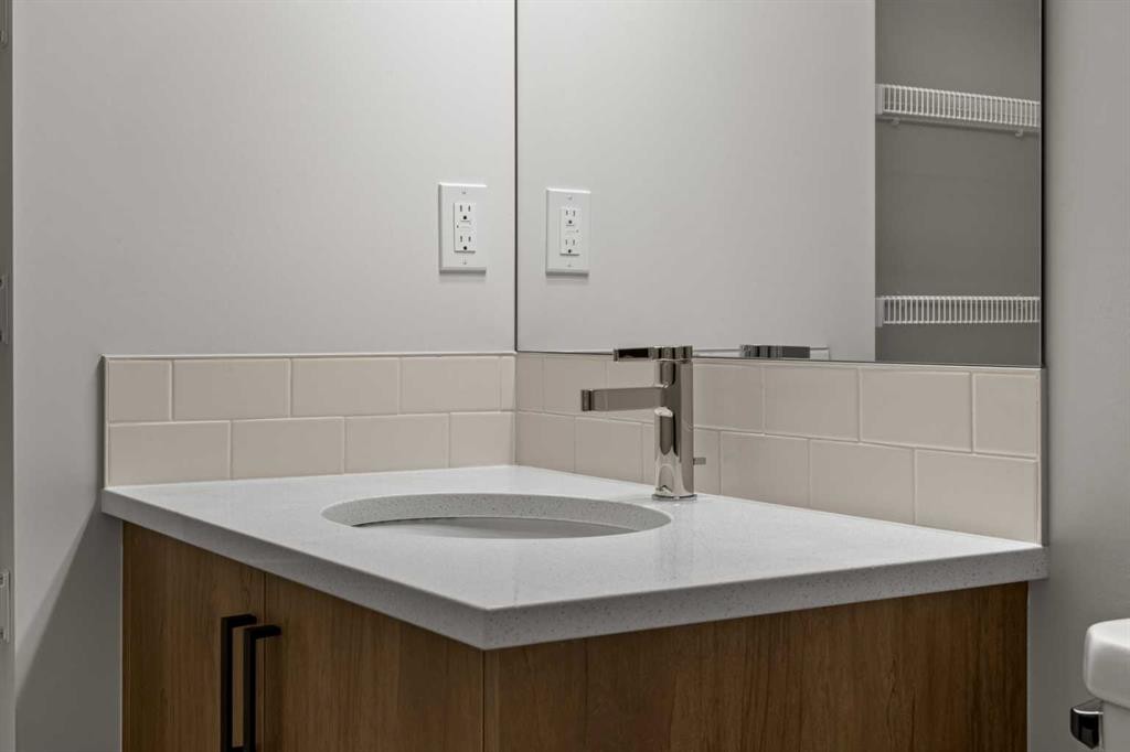 117 Bridgeport Gate, Chestermere, AB - Indoor Photo Showing Bathroom