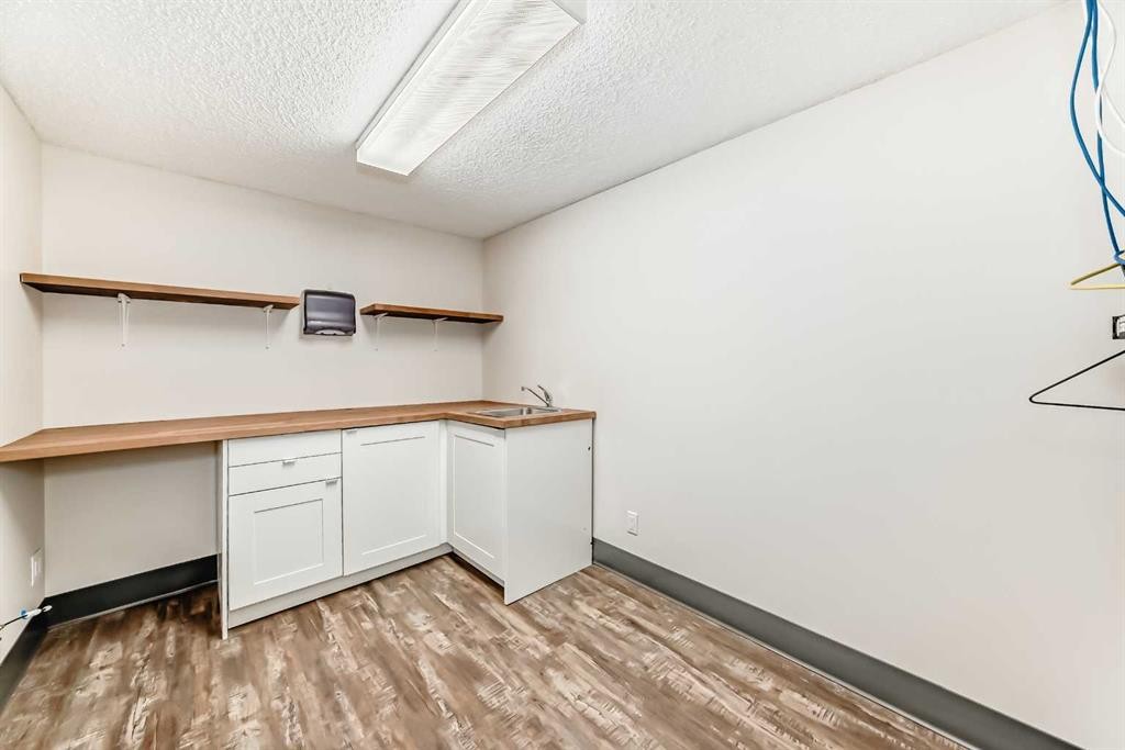 200-2139 4 Avenue Nw, Calgary, AB