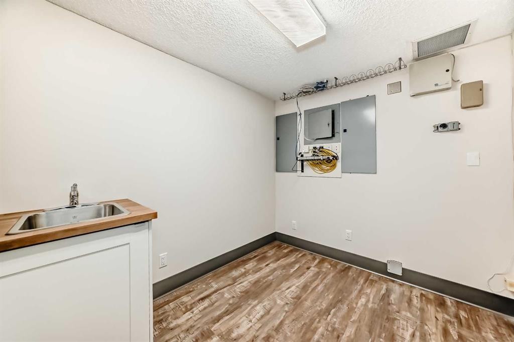 200-2139 4 Avenue Nw, Calgary, AB