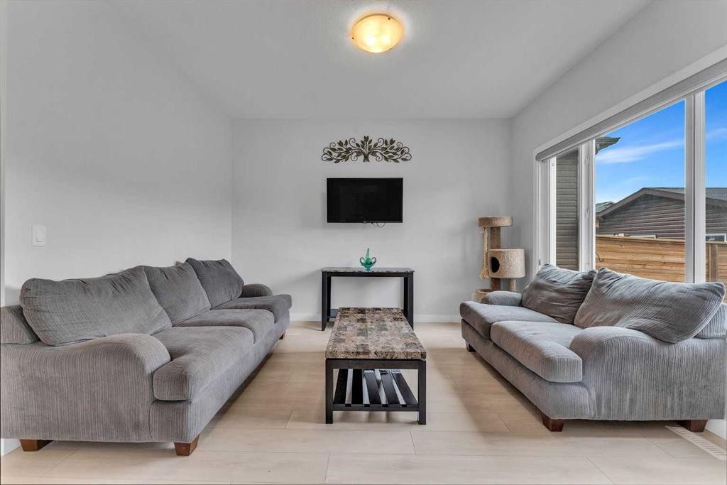 7 Corner Meadows Common Ne, Calgary, AB - Indoor Photo Showing Living Room