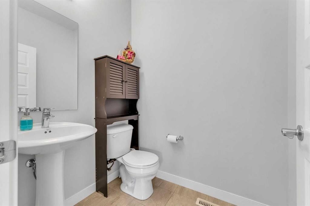 7 Corner Meadows Common Ne, Calgary, AB - Indoor Photo Showing Bathroom