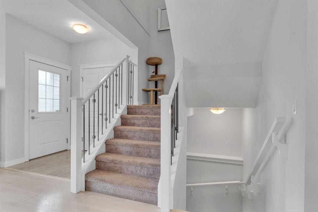 7 Corner Meadows Common Ne, Calgary, AB - Indoor Photo Showing Other Room