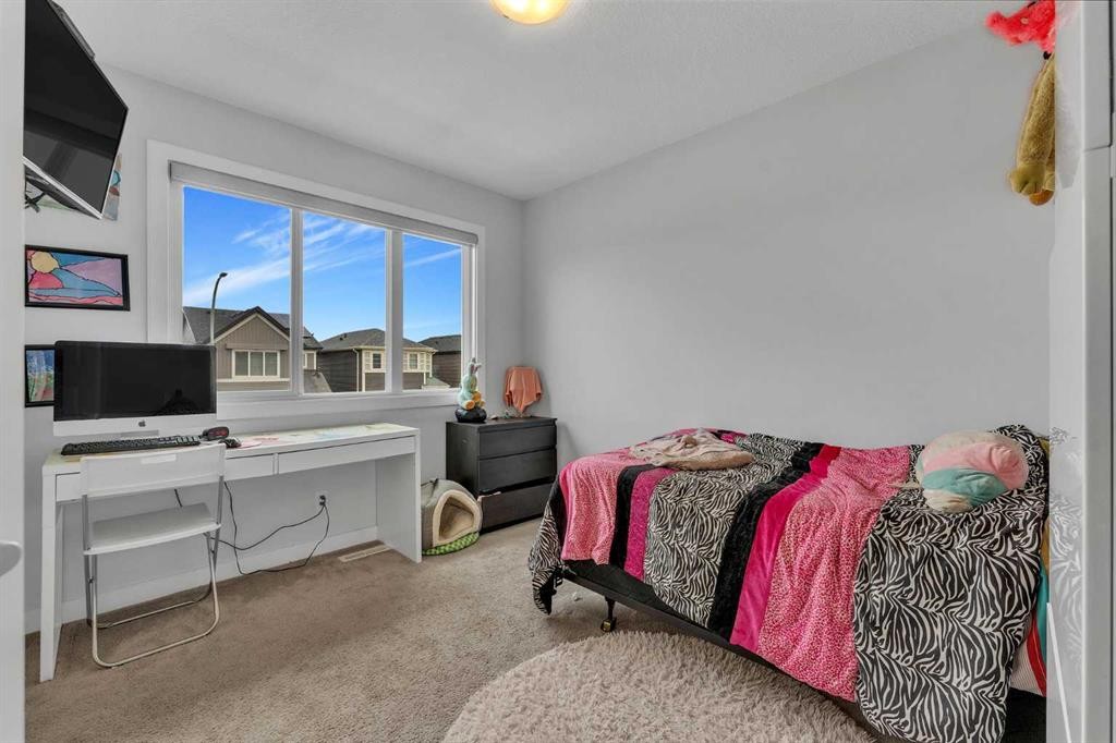 7 Corner Meadows Common Ne, Calgary, AB - Indoor Photo Showing Bedroom