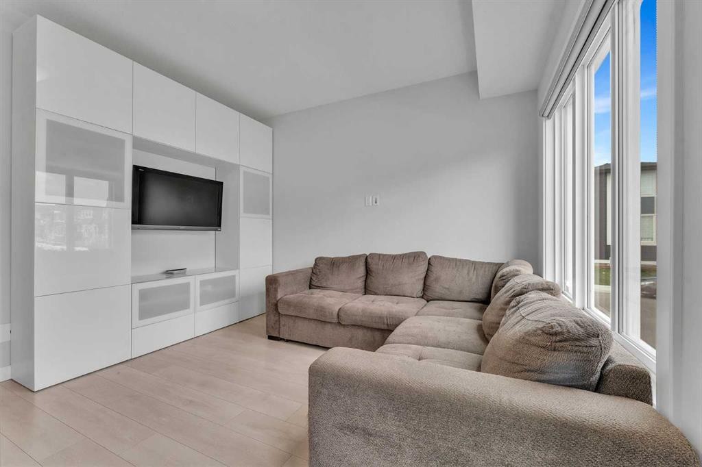7 Corner Meadows Common Ne, Calgary, AB - Indoor Photo Showing Living Room