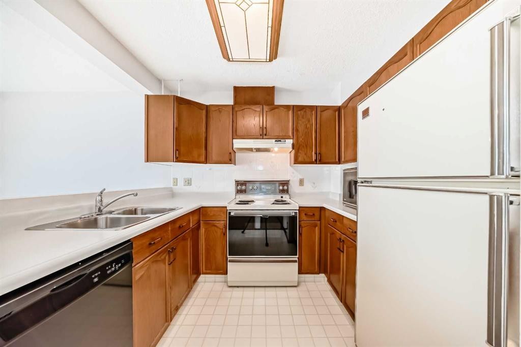108-1 Aberdeen Way, Stony Plain, AB - Indoor Photo Showing Kitchen With Double Sink