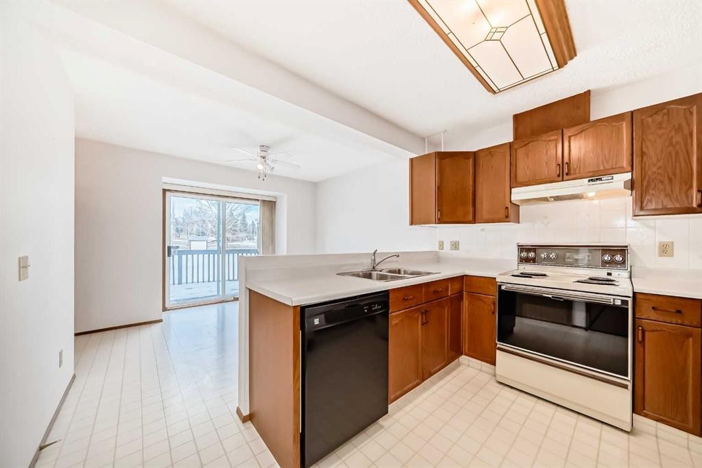 108-1 Aberdeen Way, Stony Plain, AB - Indoor Photo Showing Kitchen With Double Sink