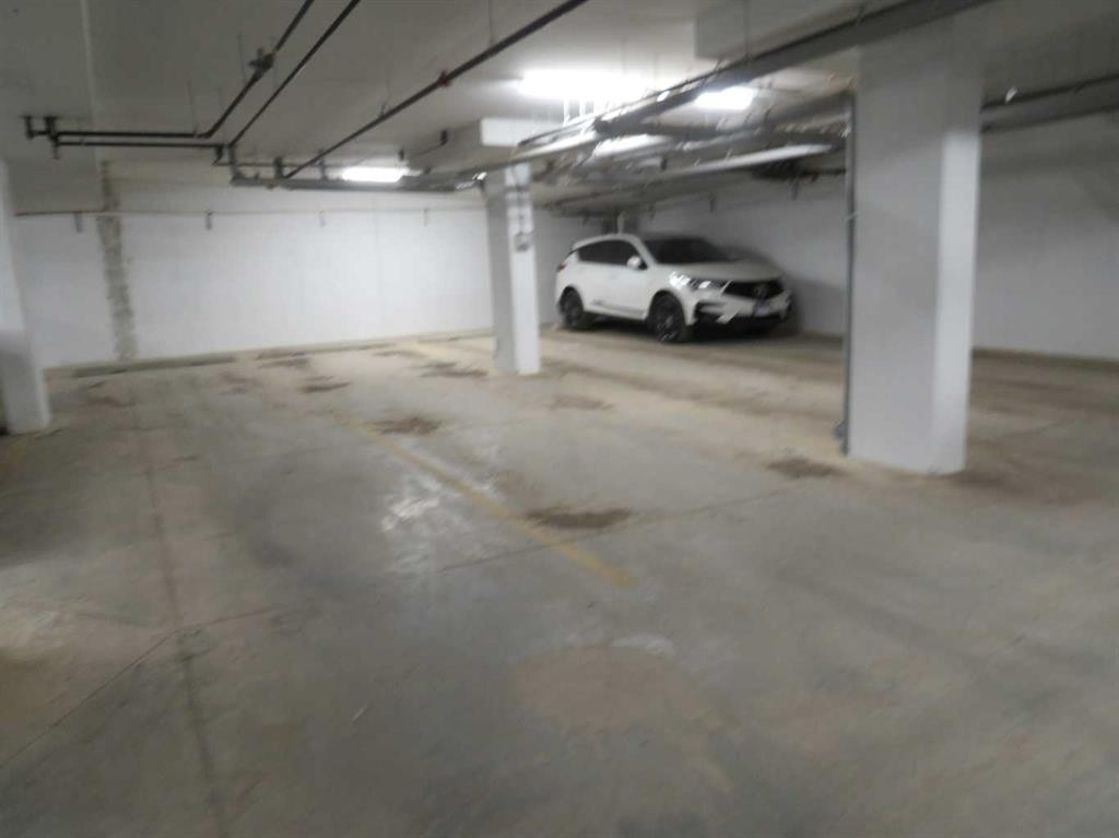 403-70 Sage Hill Walk Nw, Calgary, AB - Indoor Photo Showing Garage