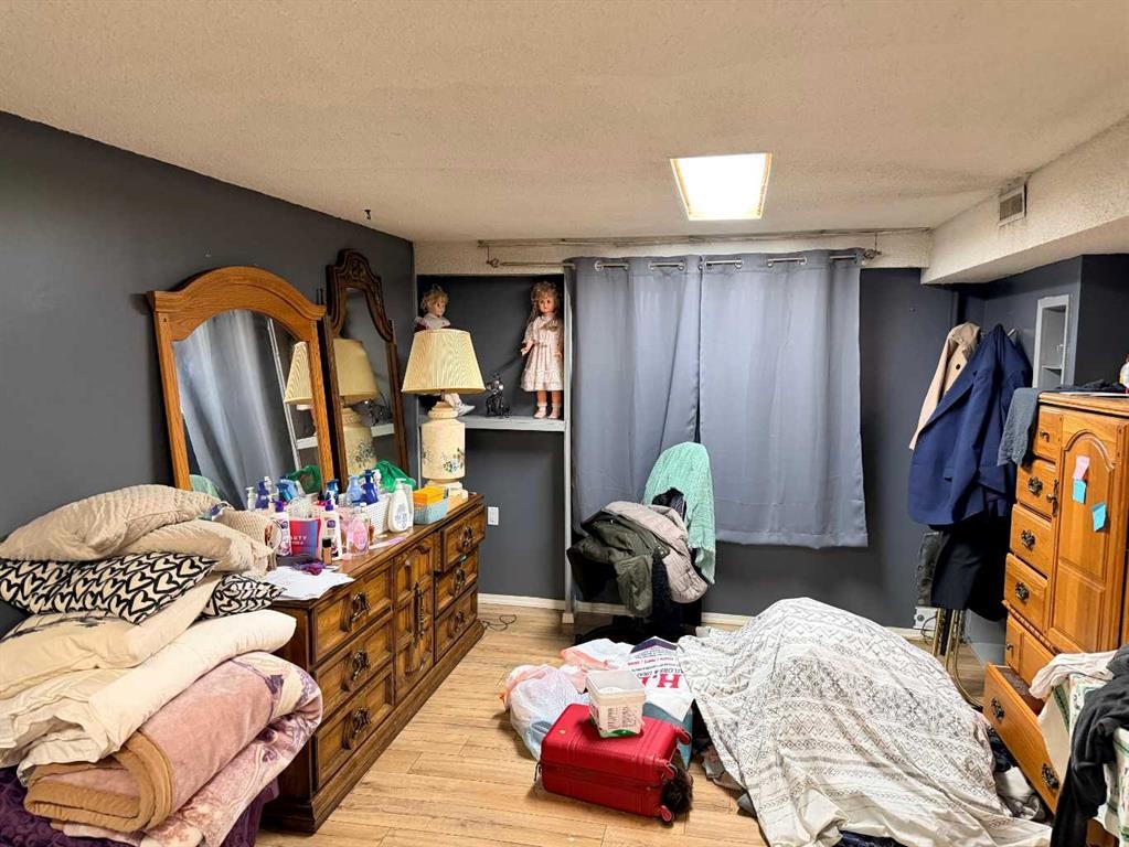 3802 44 Avenue Ne, Calgary, AB - Indoor Photo Showing Bedroom