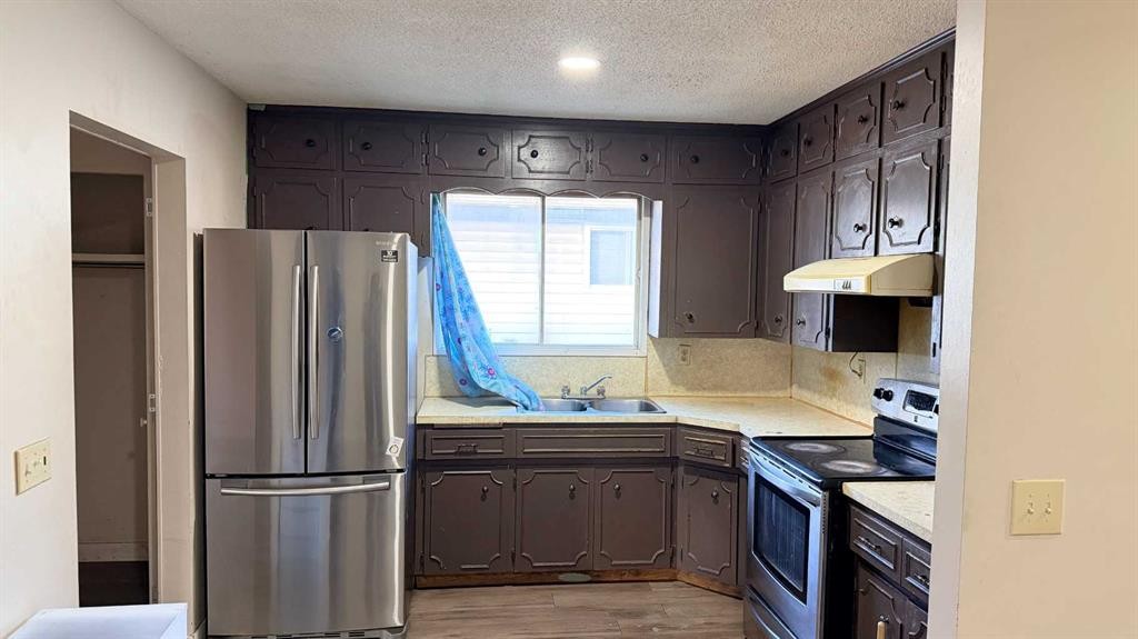 3802 44 Avenue Ne, Calgary, AB - Indoor Photo Showing Kitchen With Double Sink