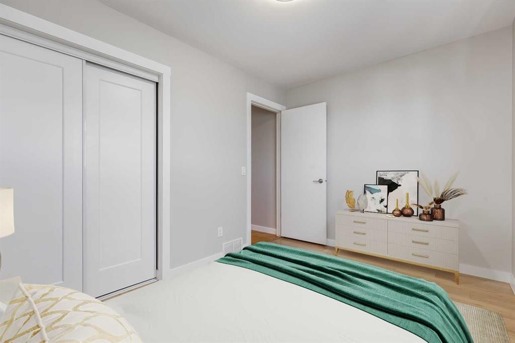 8111 Ranchview Drive Nw, Calgary, AB - Indoor Photo Showing Bedroom