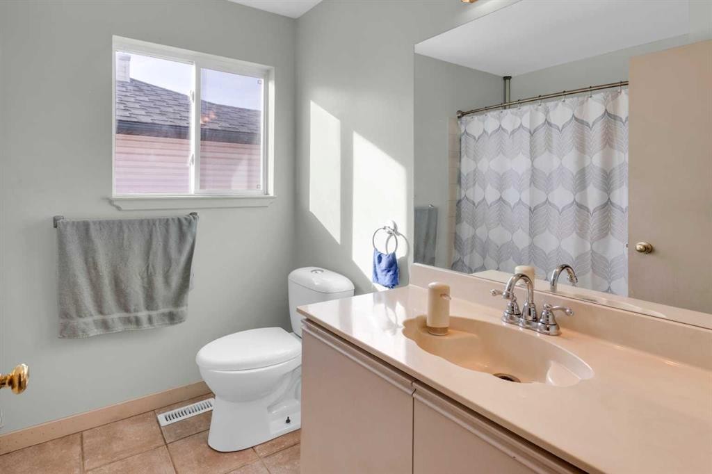 8035 Laguna Way Ne, Calgary, AB - Indoor Photo Showing Bathroom