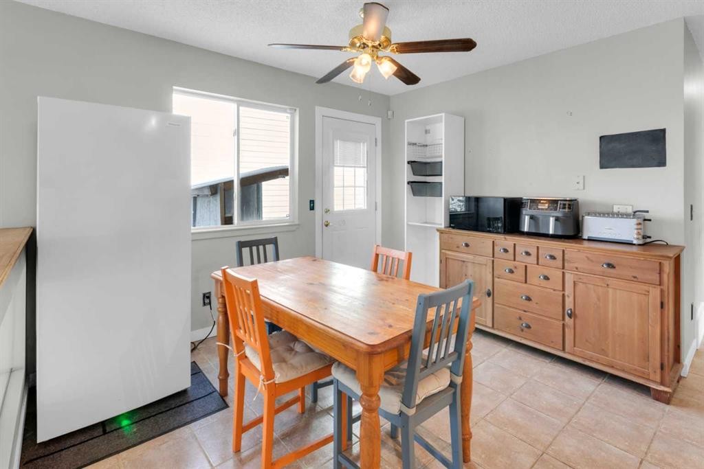 8035 Laguna Way Ne, Calgary, AB - Indoor Photo Showing Dining Room
