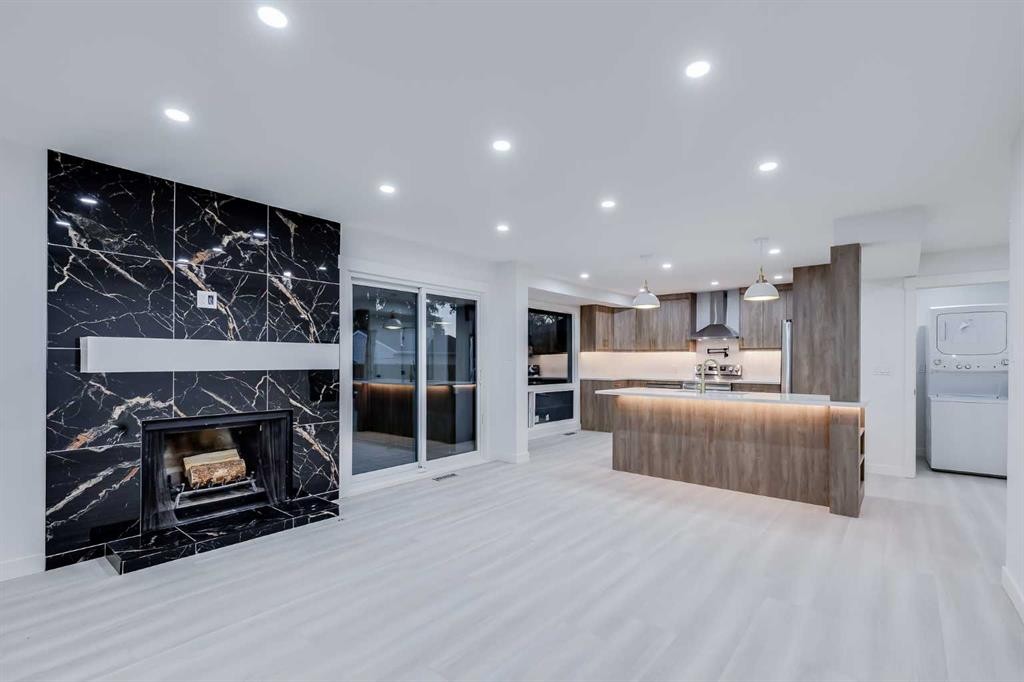 116 Deer Run Close Se, Calgary, AB - Indoor With Fireplace