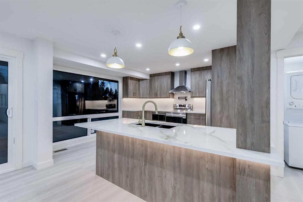 116 Deer Run Close Se, Calgary, AB - Indoor Photo Showing Kitchen With Upgraded Kitchen