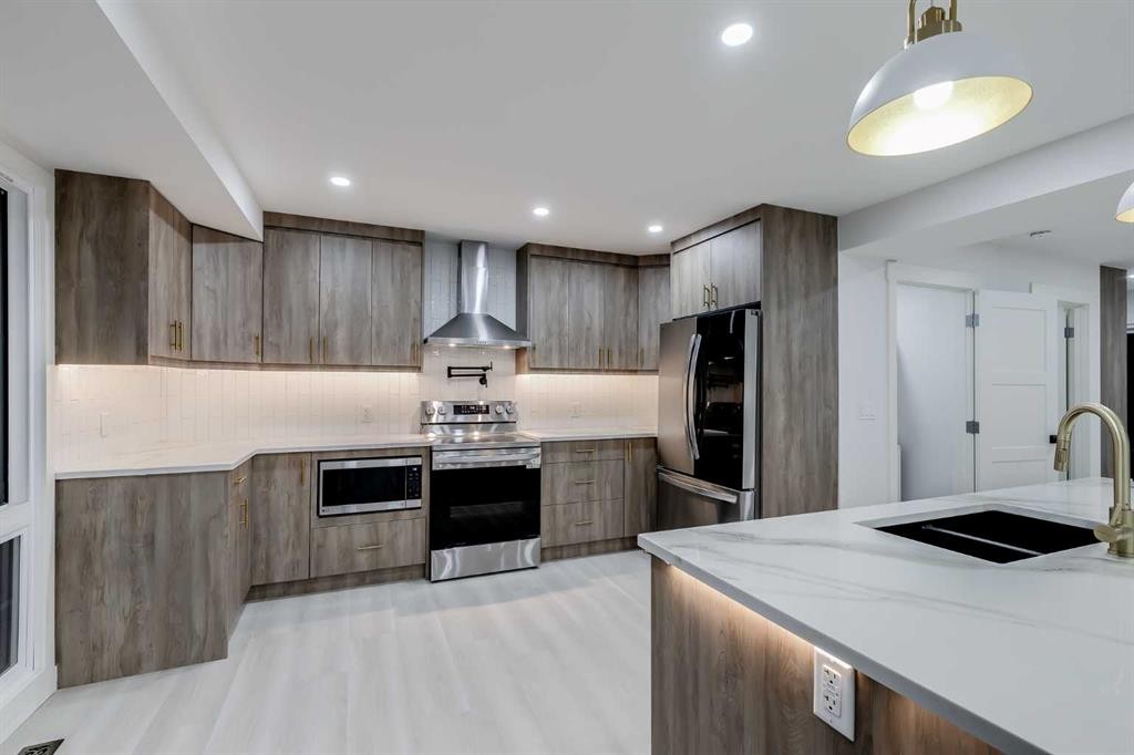 116 Deer Run Close Se, Calgary, AB - Indoor Photo Showing Kitchen With Stainless Steel Kitchen With Double Sink With Upgraded Kitchen