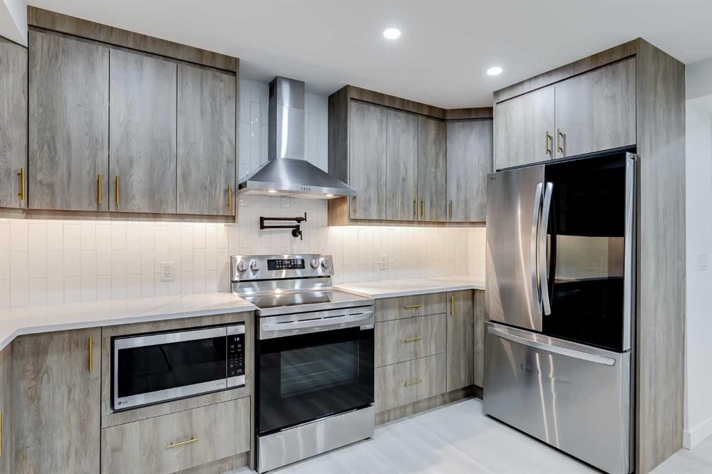 116 Deer Run Close Se, Calgary, AB - Indoor Photo Showing Kitchen With Stainless Steel Kitchen