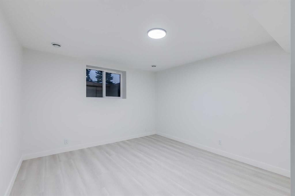 116 Deer Run Close Se, Calgary, AB - Indoor Photo Showing Other Room