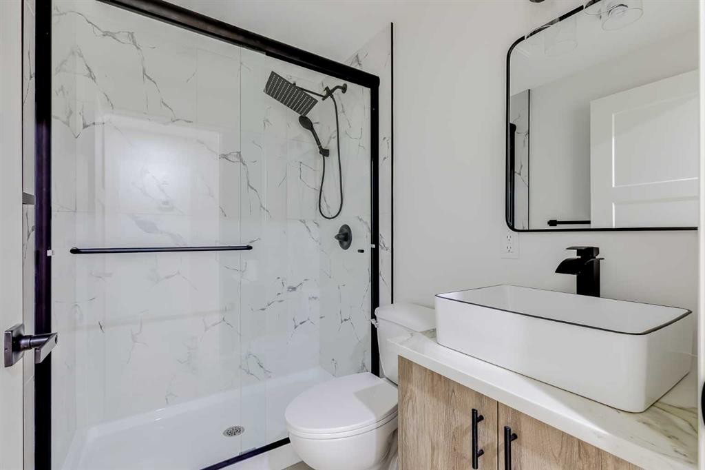 116 Deer Run Close Se, Calgary, AB - Indoor Photo Showing Bathroom