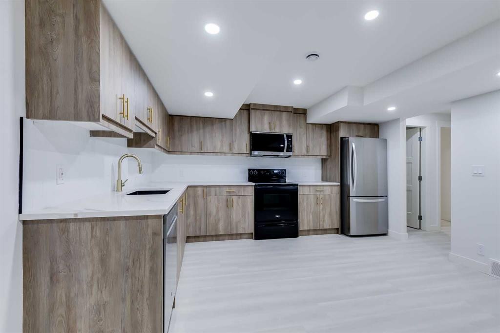 116 Deer Run Close Se, Calgary, AB - Indoor Photo Showing Kitchen