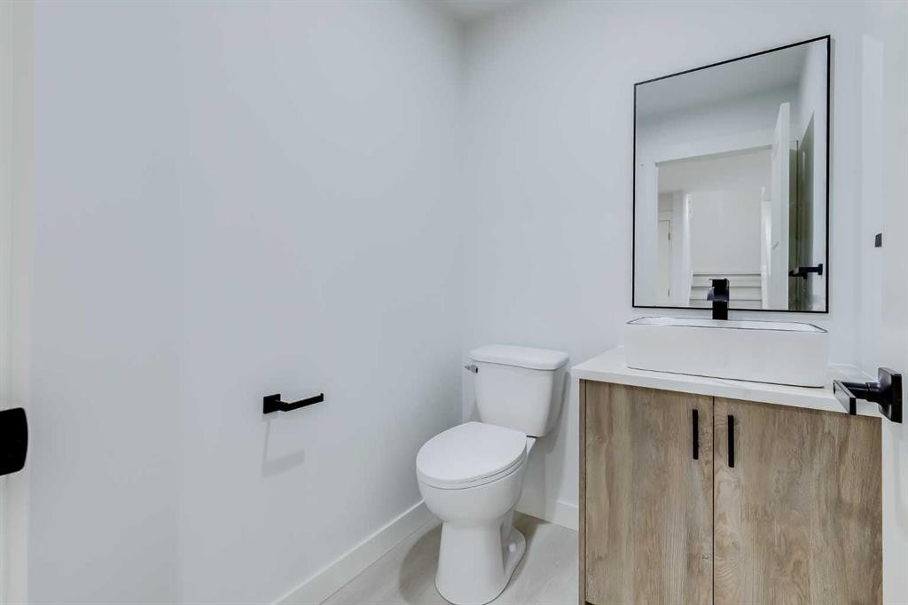 116 Deer Run Close Se, Calgary, AB - Indoor Photo Showing Bathroom