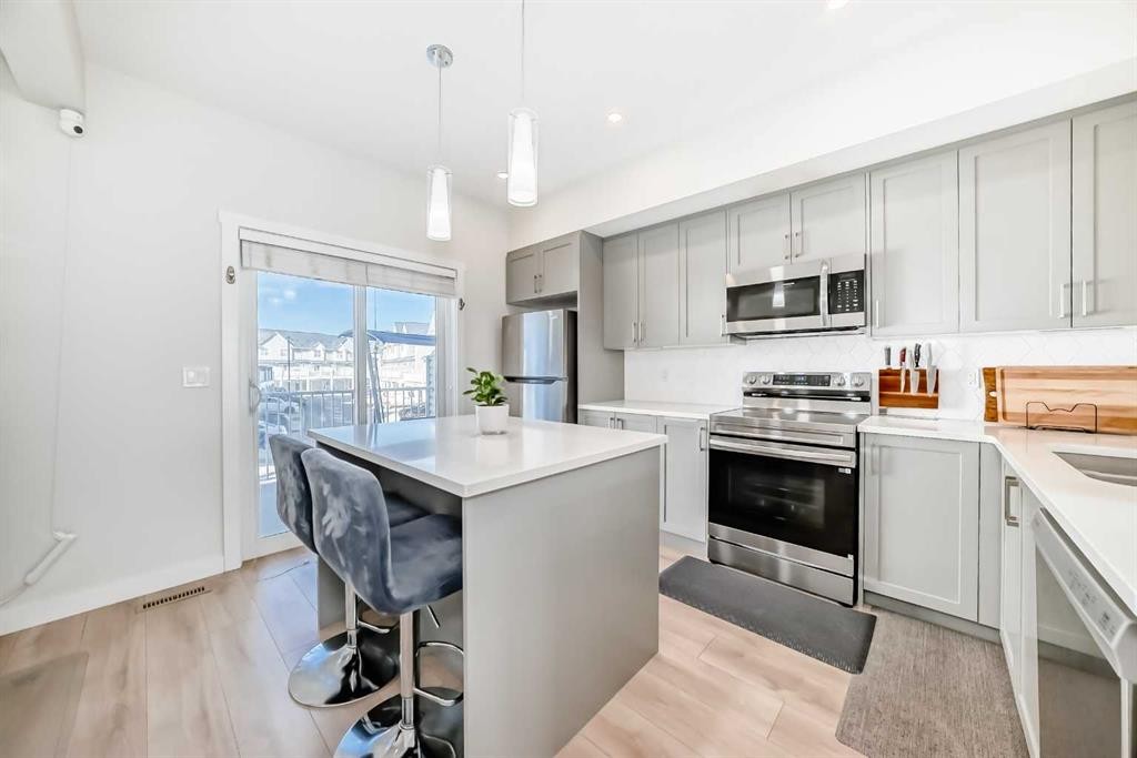 240 Copperleaf Way Se, Calgary, AB - Indoor Photo Showing Kitchen