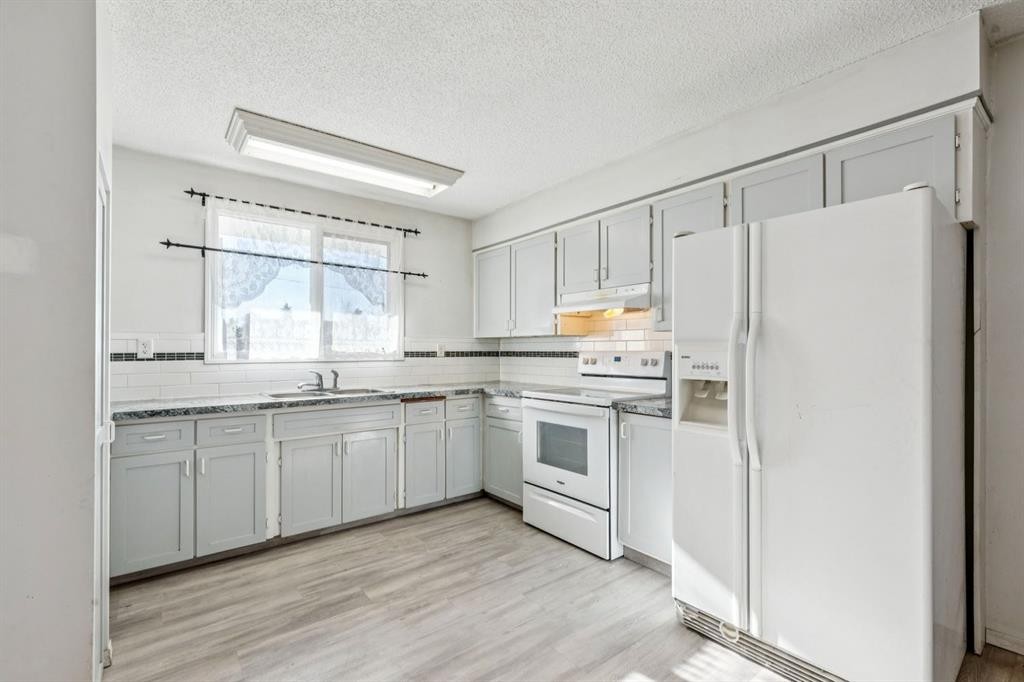 3640 Dover Ridge Drive Se, Calgary, AB - Indoor Photo Showing Kitchen