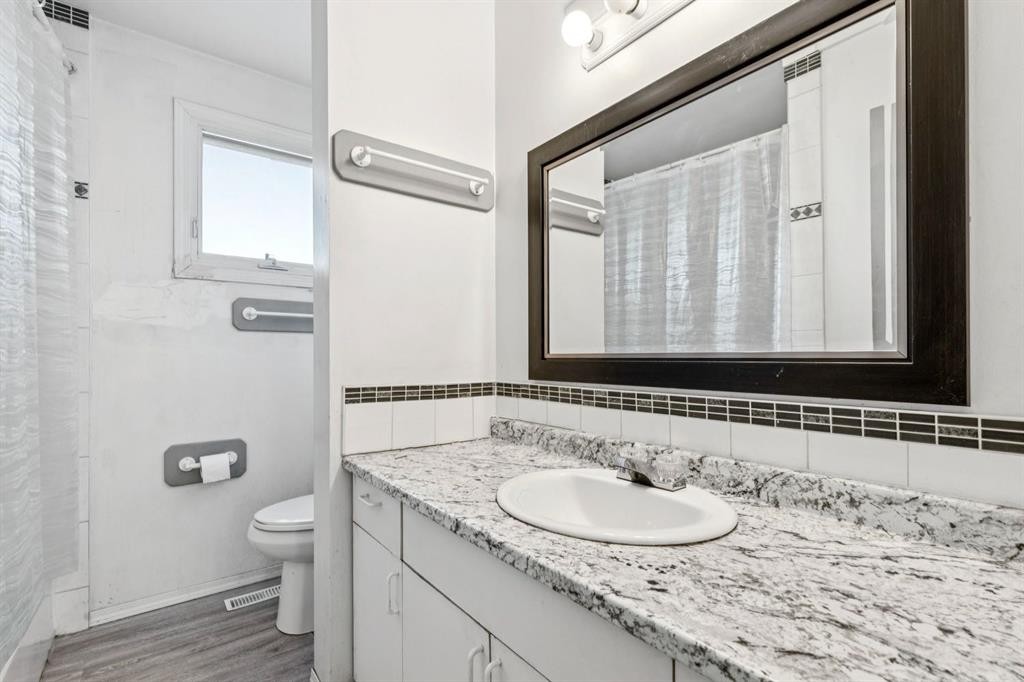 3640 Dover Ridge Drive Se, Calgary, AB - Indoor Photo Showing Bathroom