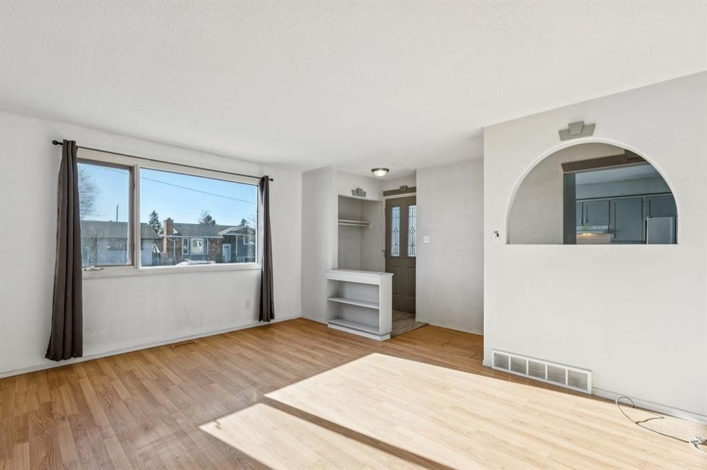 3640 Dover Ridge Drive Se, Calgary, AB - Indoor Photo Showing Living Room