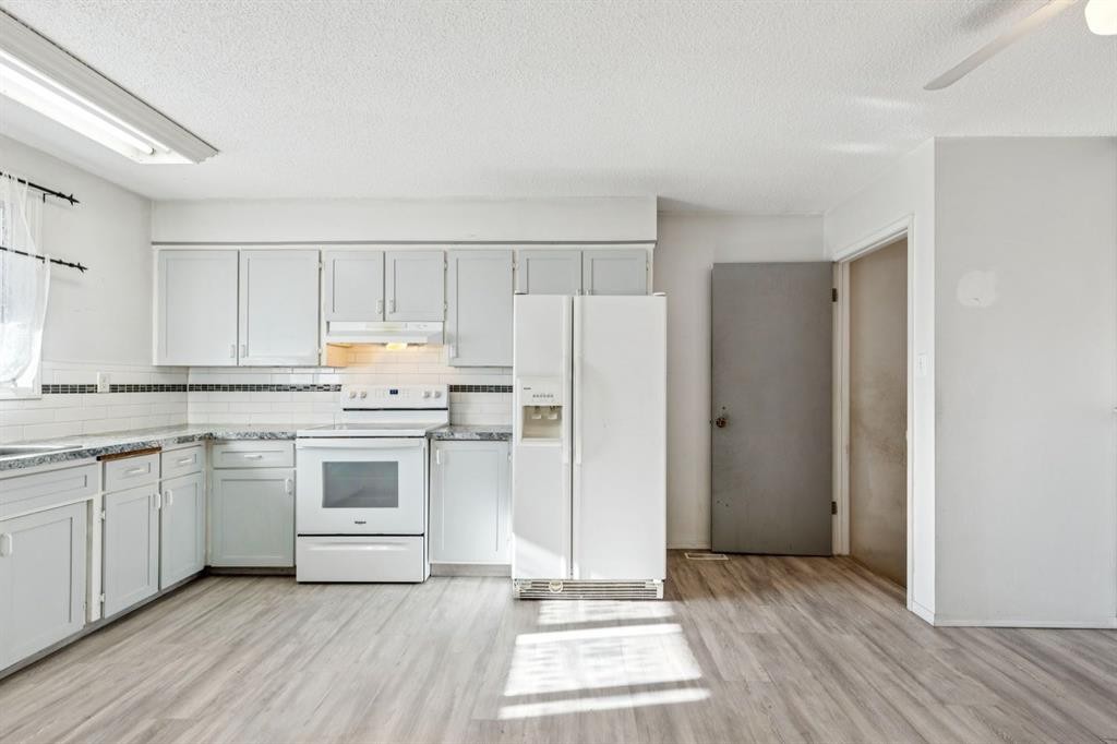 3640 Dover Ridge Drive Se, Calgary, AB - Indoor Photo Showing Kitchen