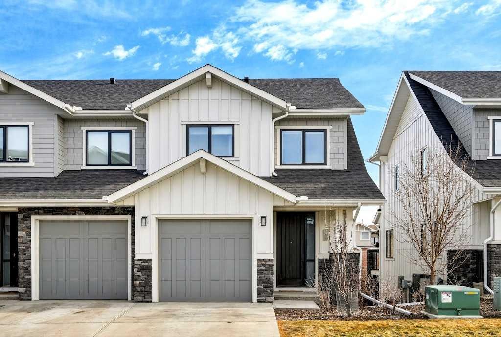 168 Crestridge Common Sw, Calgary, AB - Outdoor With Facade